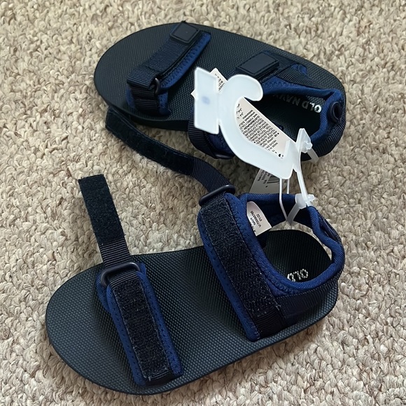 Old Navy Snap Strap Sandals - Picture 6 of 7